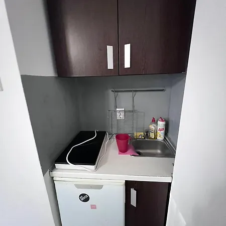 Mona's 5 Apartment