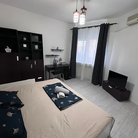Mona's 5 * Bucureşti